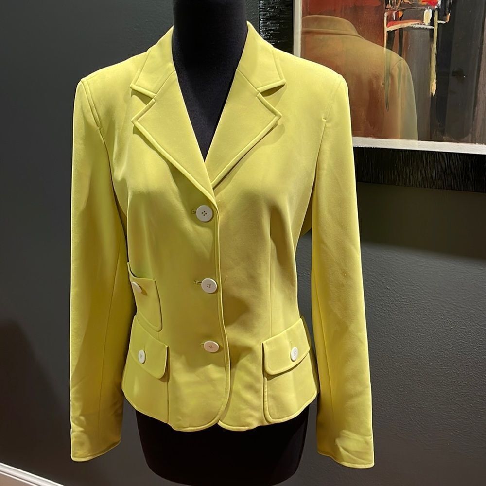 Jones New York soft chartreuse pocket detail button front lined blazer. Size 6.